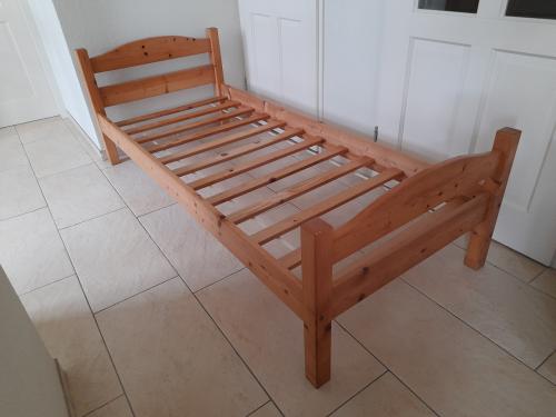 Houten 1 persoons bed 80 x 190 (in goede staat )  Buitenmaat 201,5