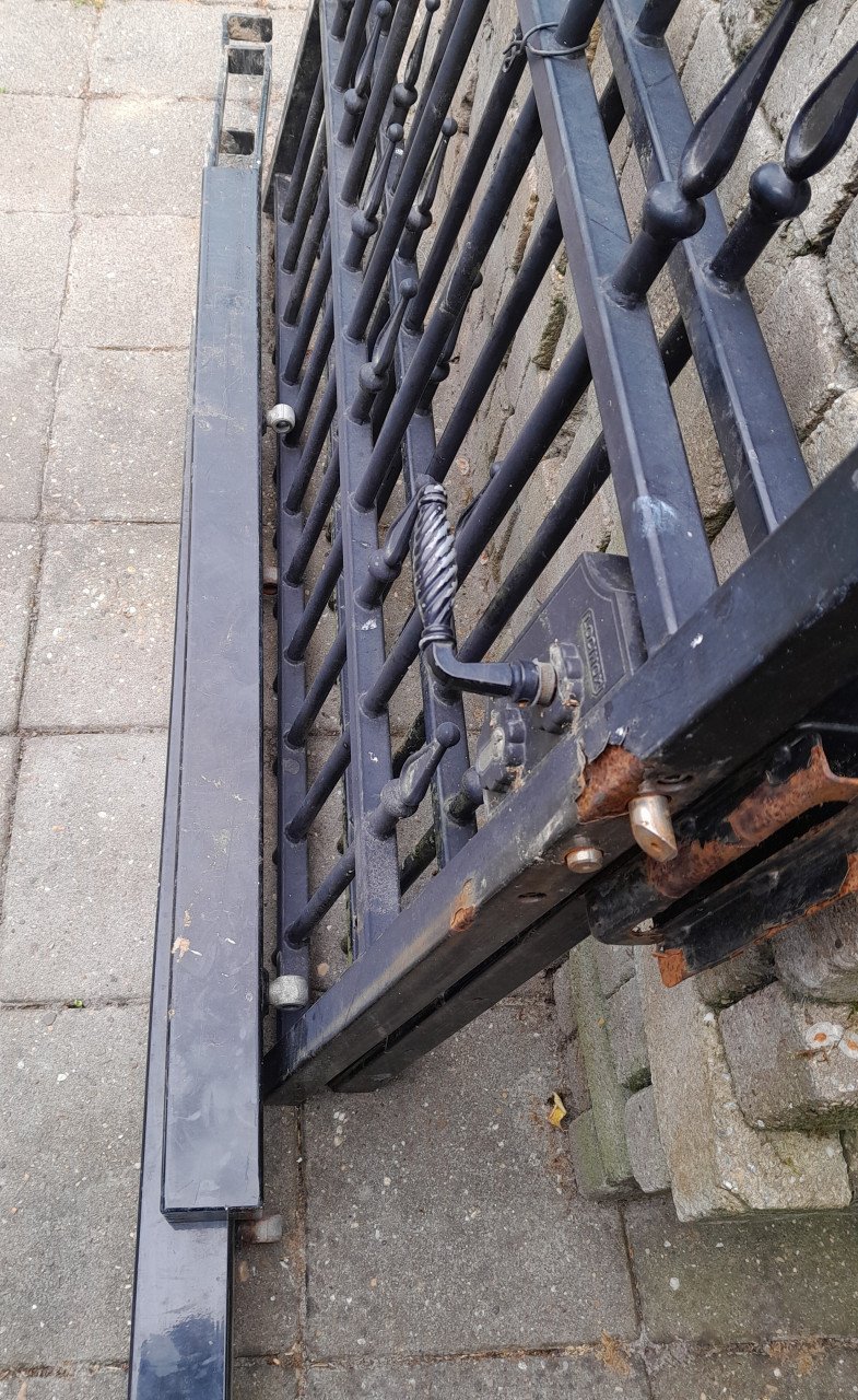 2-delig ijzeren hek incl ijzeren bevestigingspalenn .zware uitvoering