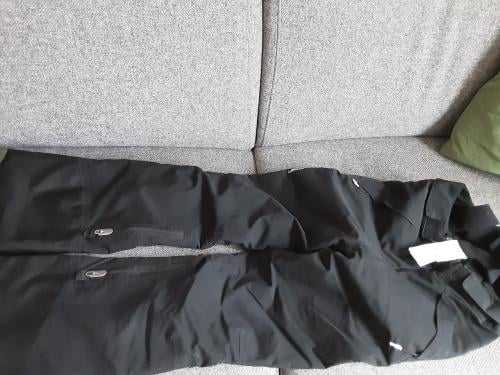 Bijna nieuwe skibroek leeftijd  ongeveer  10 jaar zwart