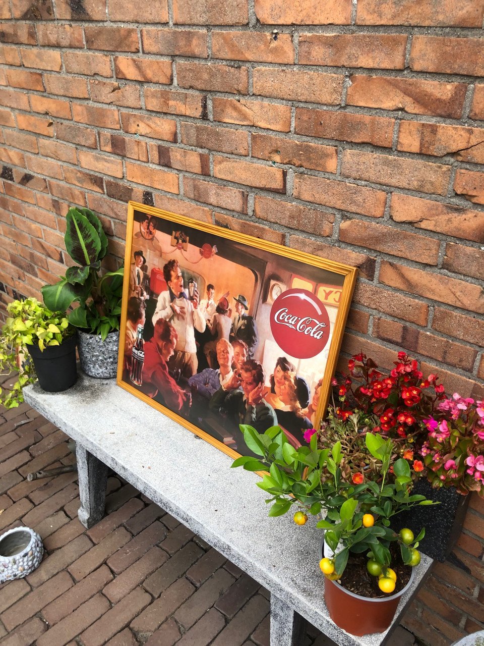 Ingelijst achter ontspiegeld Cola post.