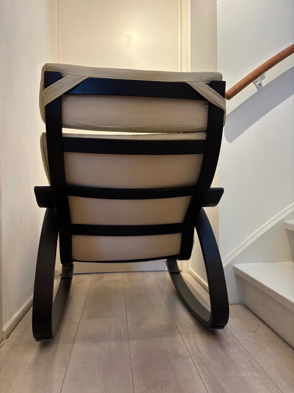 Poang schommelstoel zwart hout en crème leer