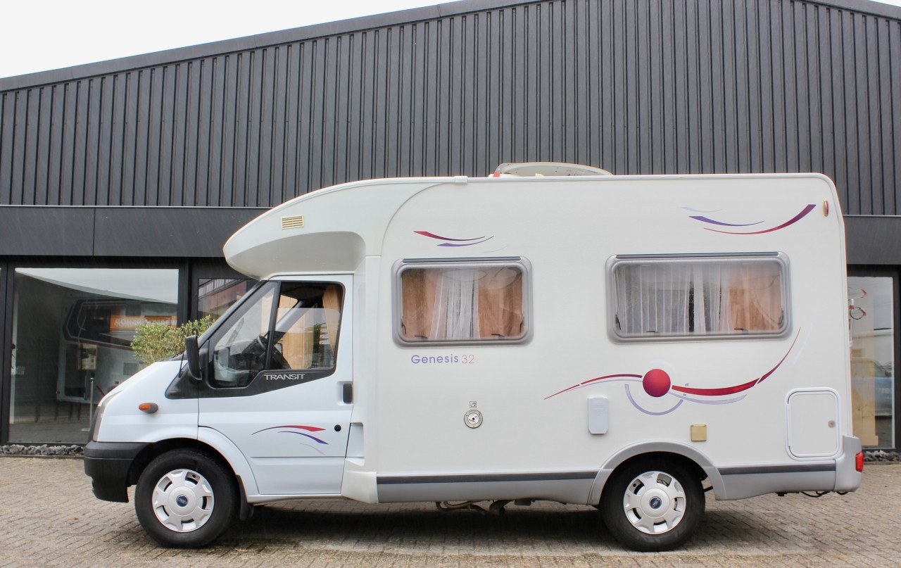 Challenger Genesis 32(Vast bed, zeer compact, slechts 61000KM)
