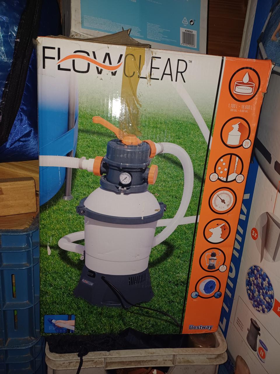 Zwembad met veel toebehoren