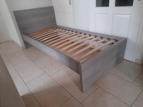 1 Persoons bed 90 x 200 ( in goede staat )