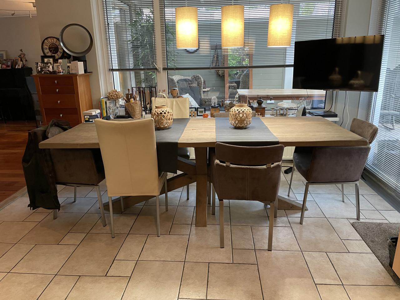 Prachtige eiken kloostertafel met leren stoelen, 240x100cm