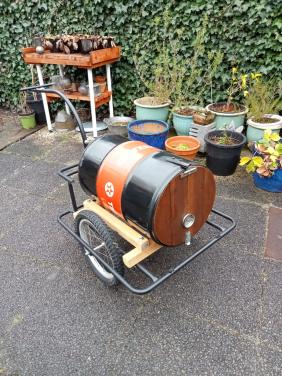 Transportfiets met unieke aanhanger met oldskool Texaco olievat met deksel