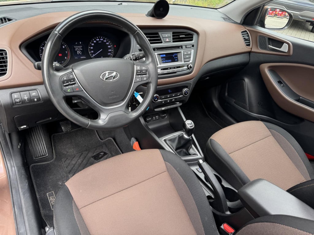 Hyundai I 20 1.2 hp i-motion premium | panoramadak | cruise & climate contr