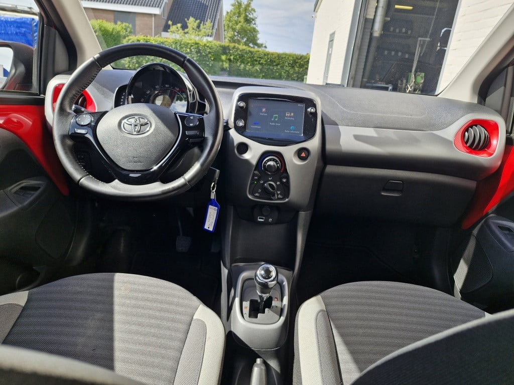 Toyota Aygo 1.0 vvt-i x-play automaat | apple carplay | andoid auto | achte