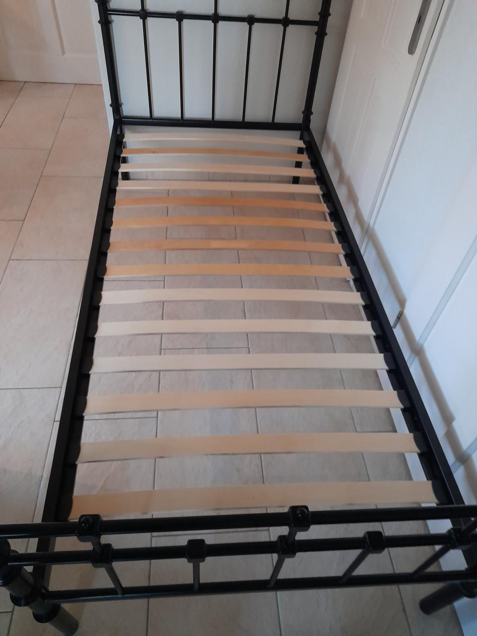 Mooi zwart metalen bed 90 x 200 (in goede nette staat )