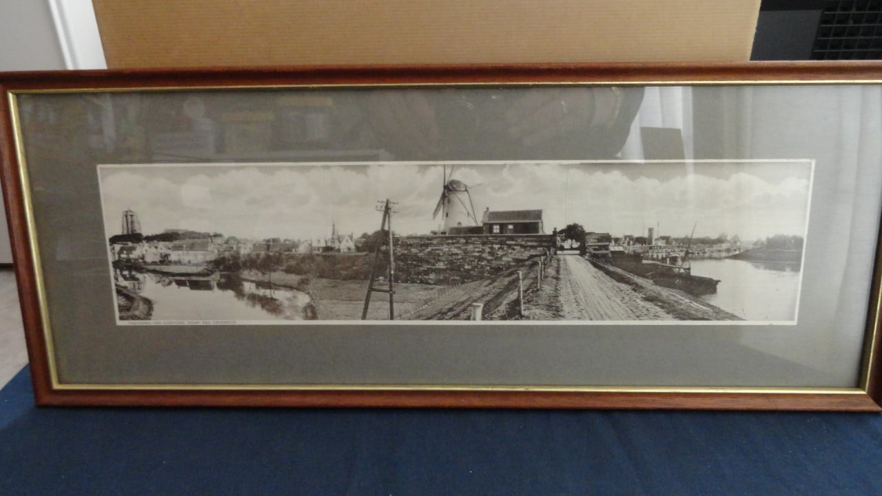 Zierikzee -Panorama van Zierikzee vanaf Den Havendijk  Zeer fraai ingelijst