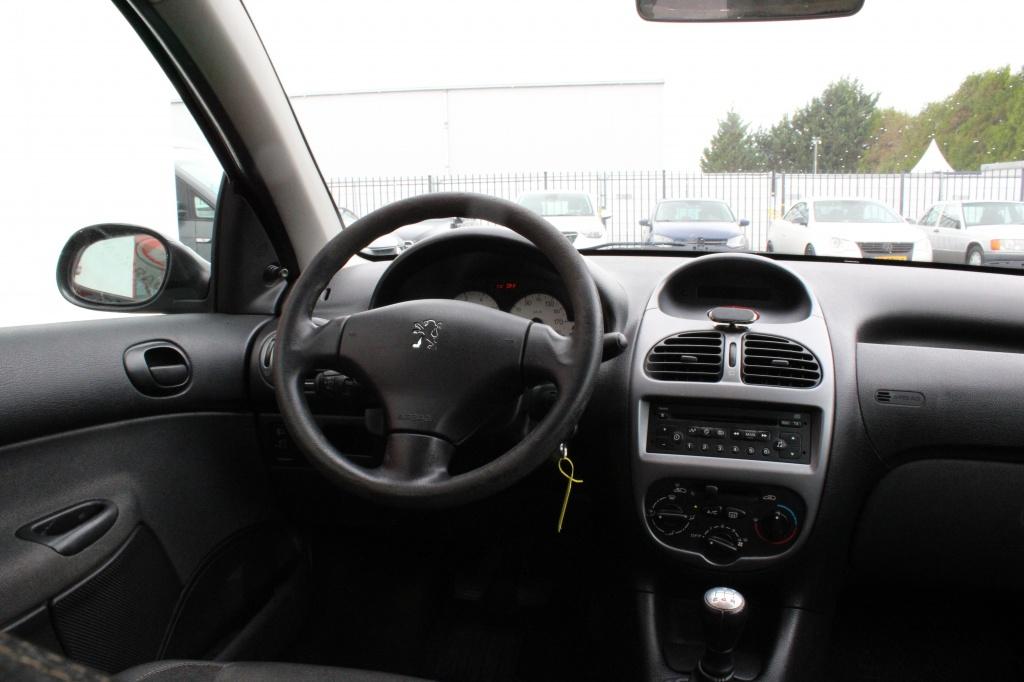 Peugeot 206 inclusief nieuwe apk, lees tek 1.4 génération