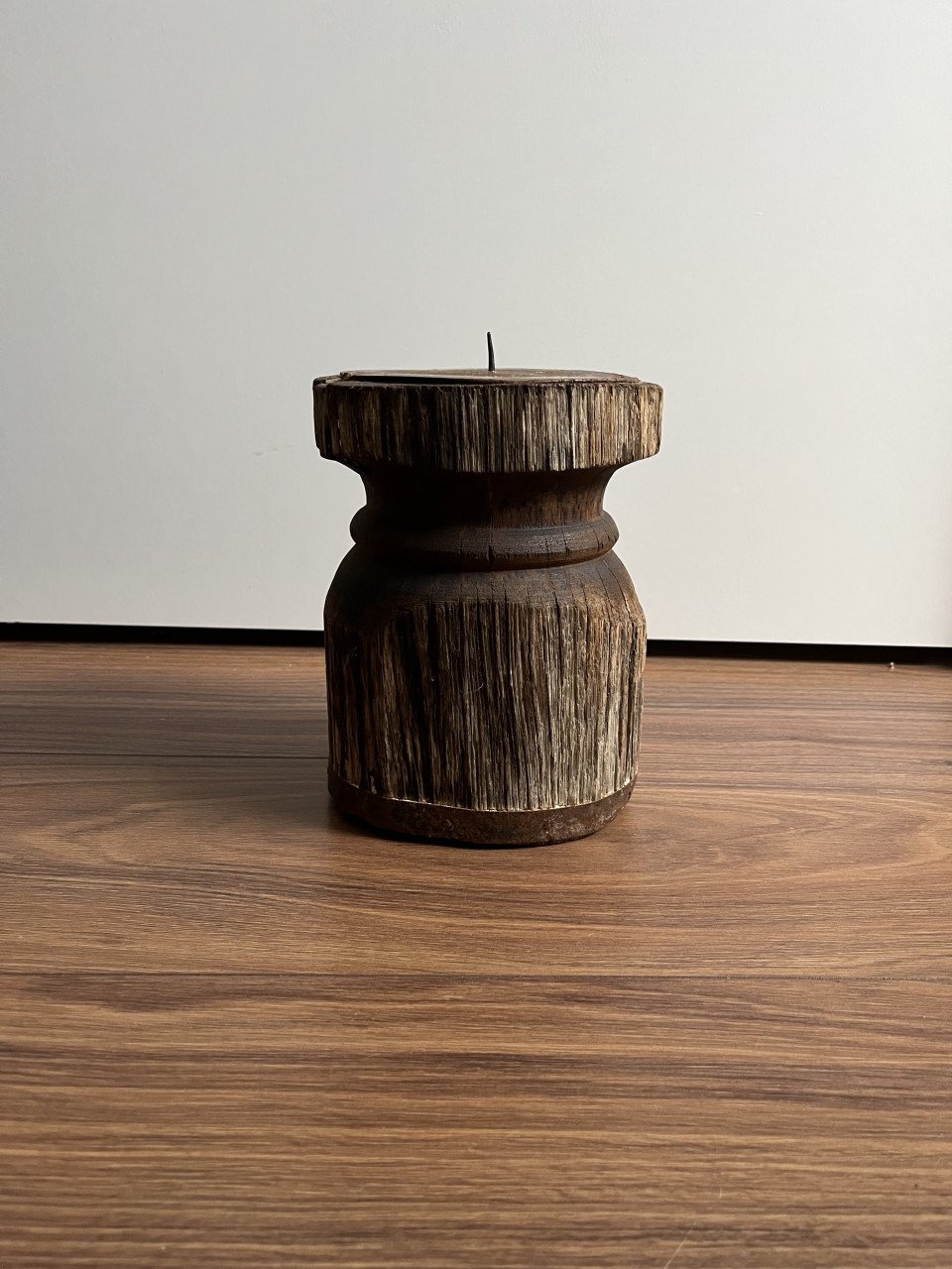 Houten kaarsenstandaard met kaars