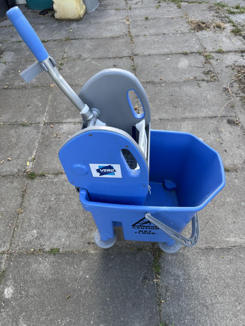Dweil emmer op wielen met  pers & mop