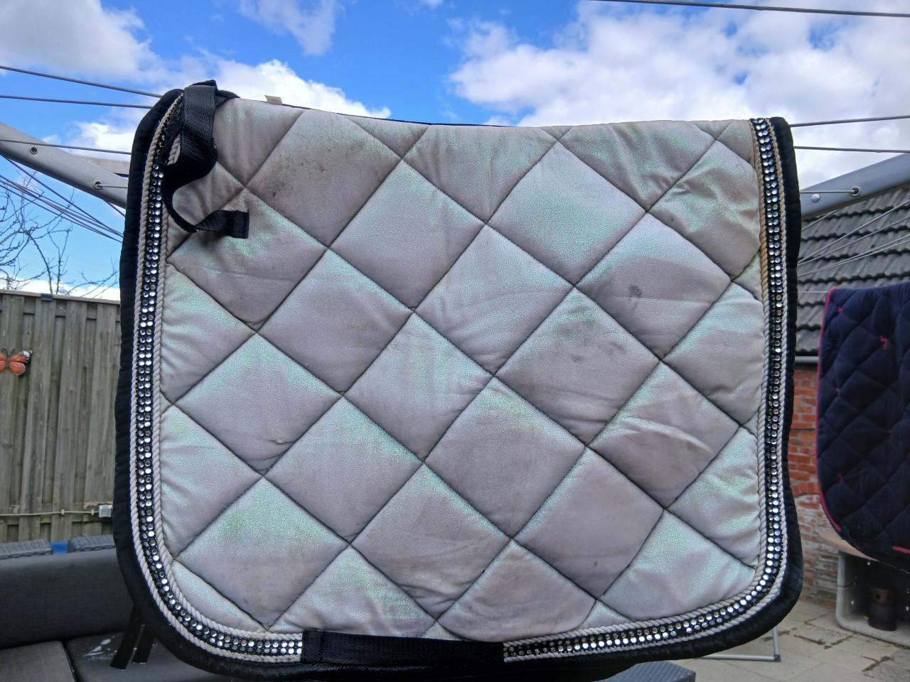 Te koop dressuur dekjes pony