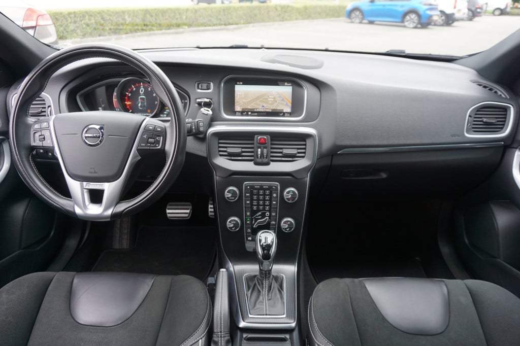 Volvo V40 1.5 t3 polar+ sport automaat / climate / navi / cruise / lane ass