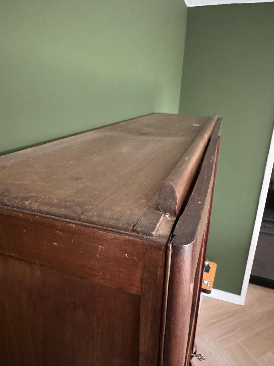 Antieke boekenkast of buffetkast