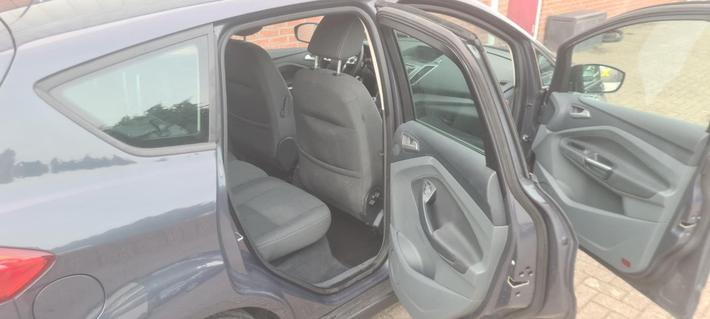 Ford C-max 1.6 tdci trend . dakdrager en set winterbanden bijgeleverd , gee
