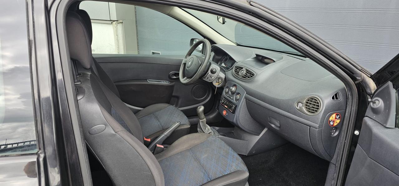 TE KOOP RENAULT CLIO 1.2 16V MET AIRCO VOL JAAR APK BIJ AFLEVERING
