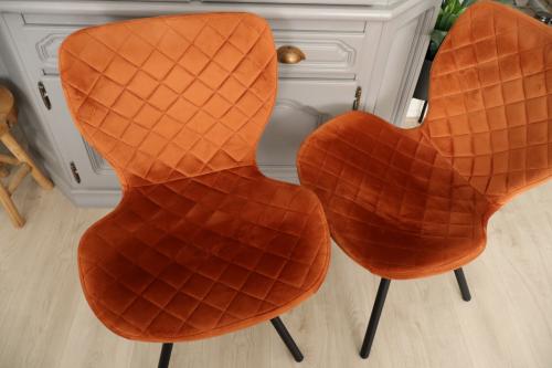 2 eetkamerstoelen / velours rood/bruin.