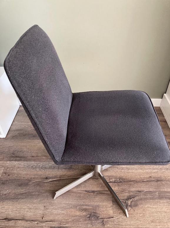 Donkergrijze (lounge)stoel /draaifauteuil