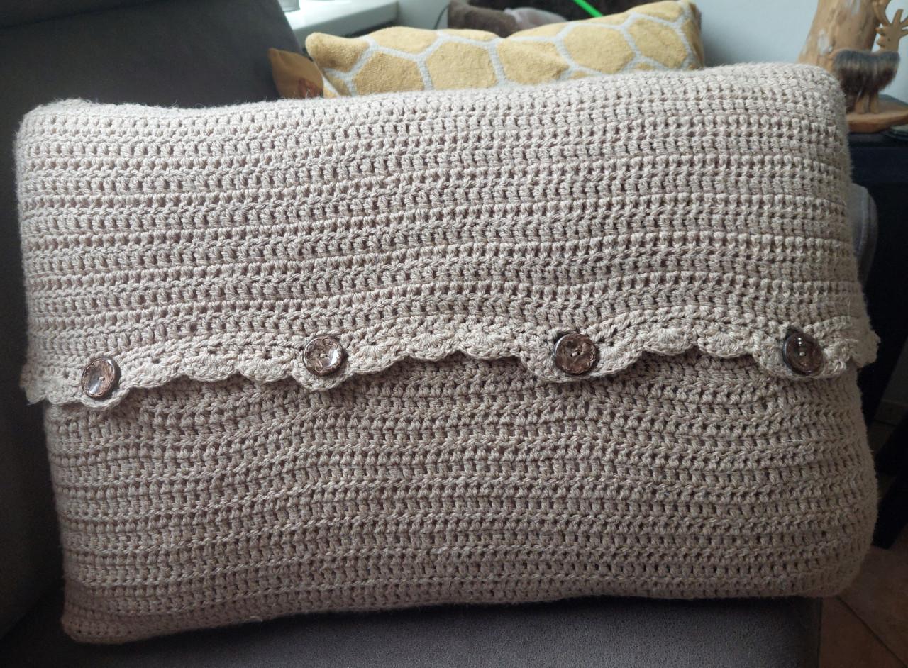 Handgemaakt gehaakt kussen beige met frisse kleuren