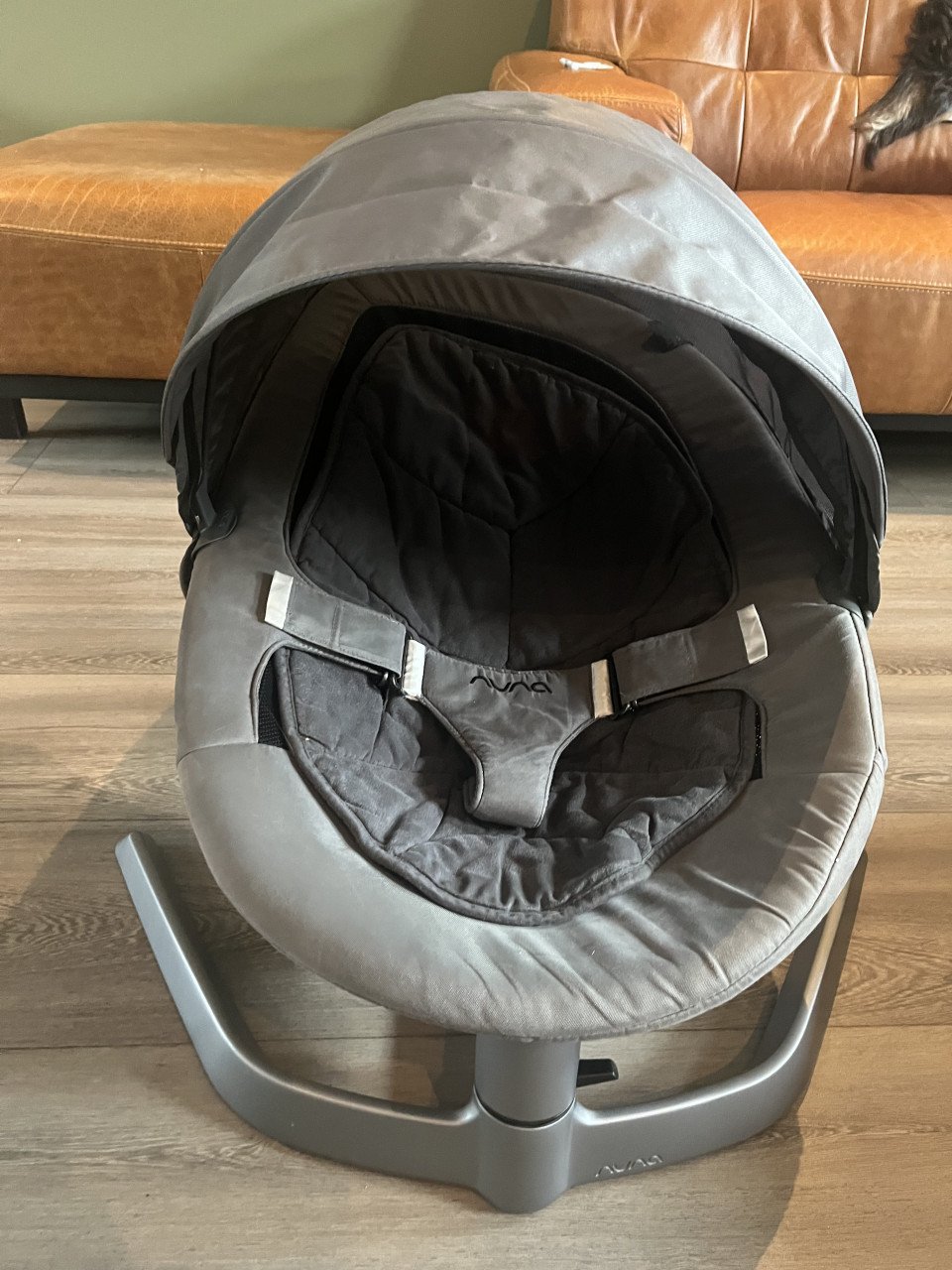 Nuna Leaf met zonneklep en speelboog