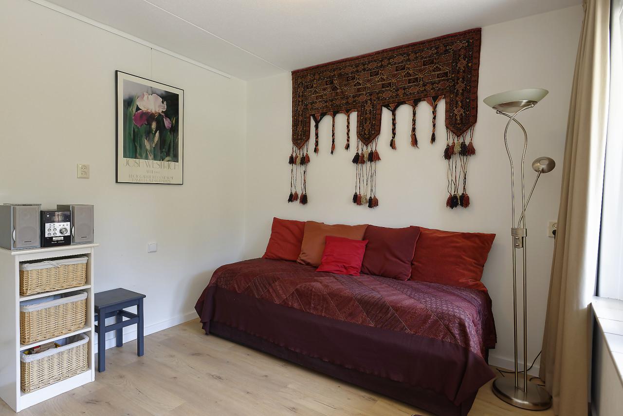 Onderschuifbed, 80 x 200 . 2 bedden in een! Lattenbodems. (Ook als bank!)