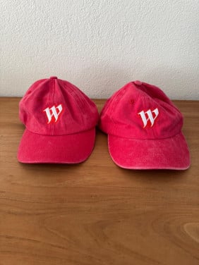 Rode petten nieuw