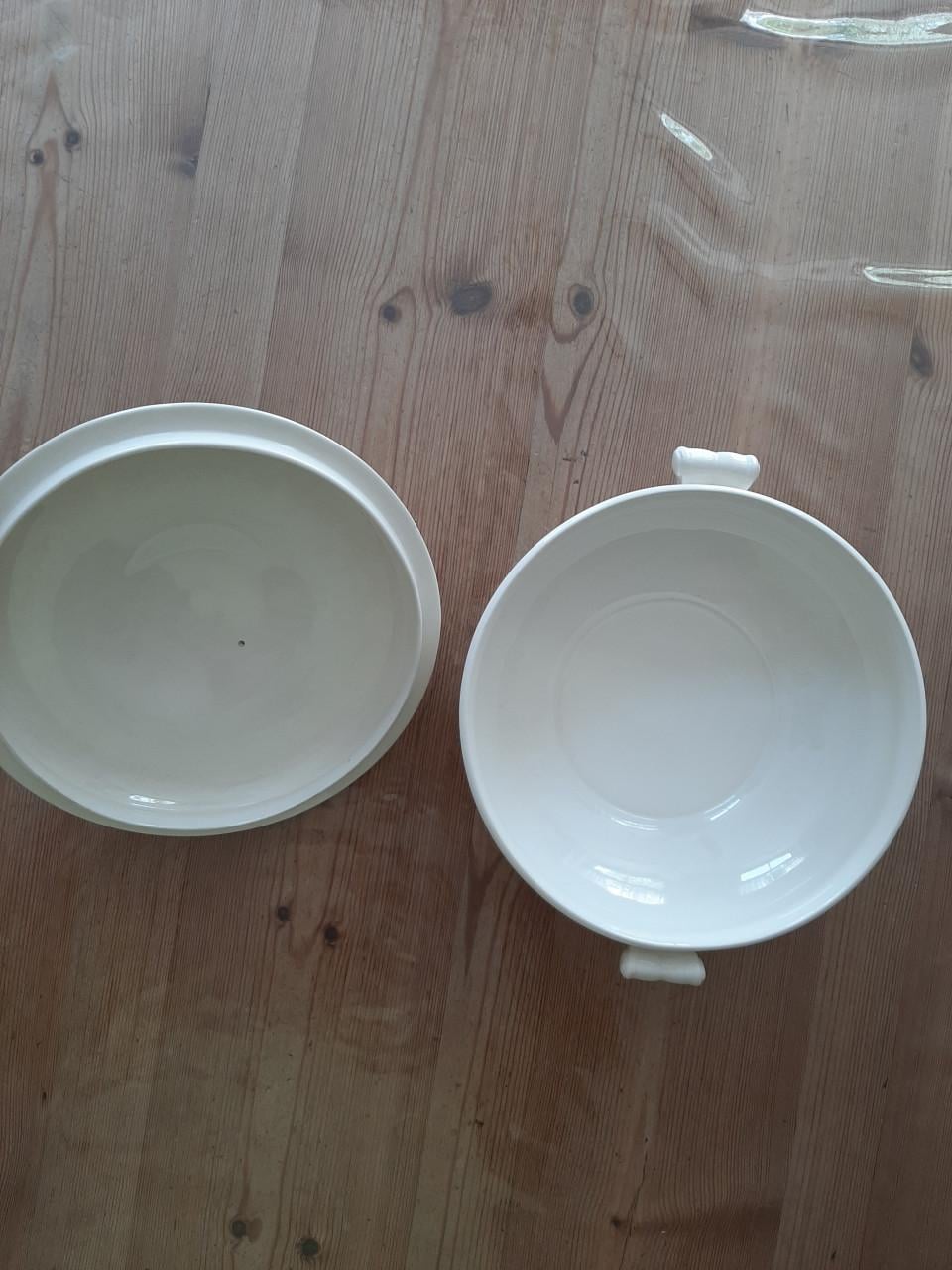 WEDGWOOD RASPBERRY - SERVEERSCHAAL MET DEKSEL - DIA SCHAAL 21 CM
