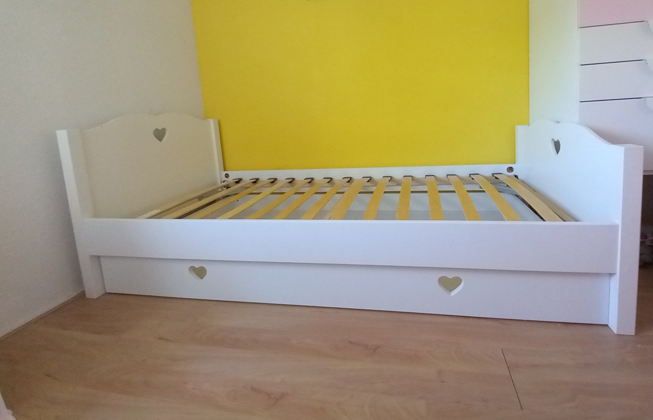 Massief houten bed met lade en hartjesdetail
