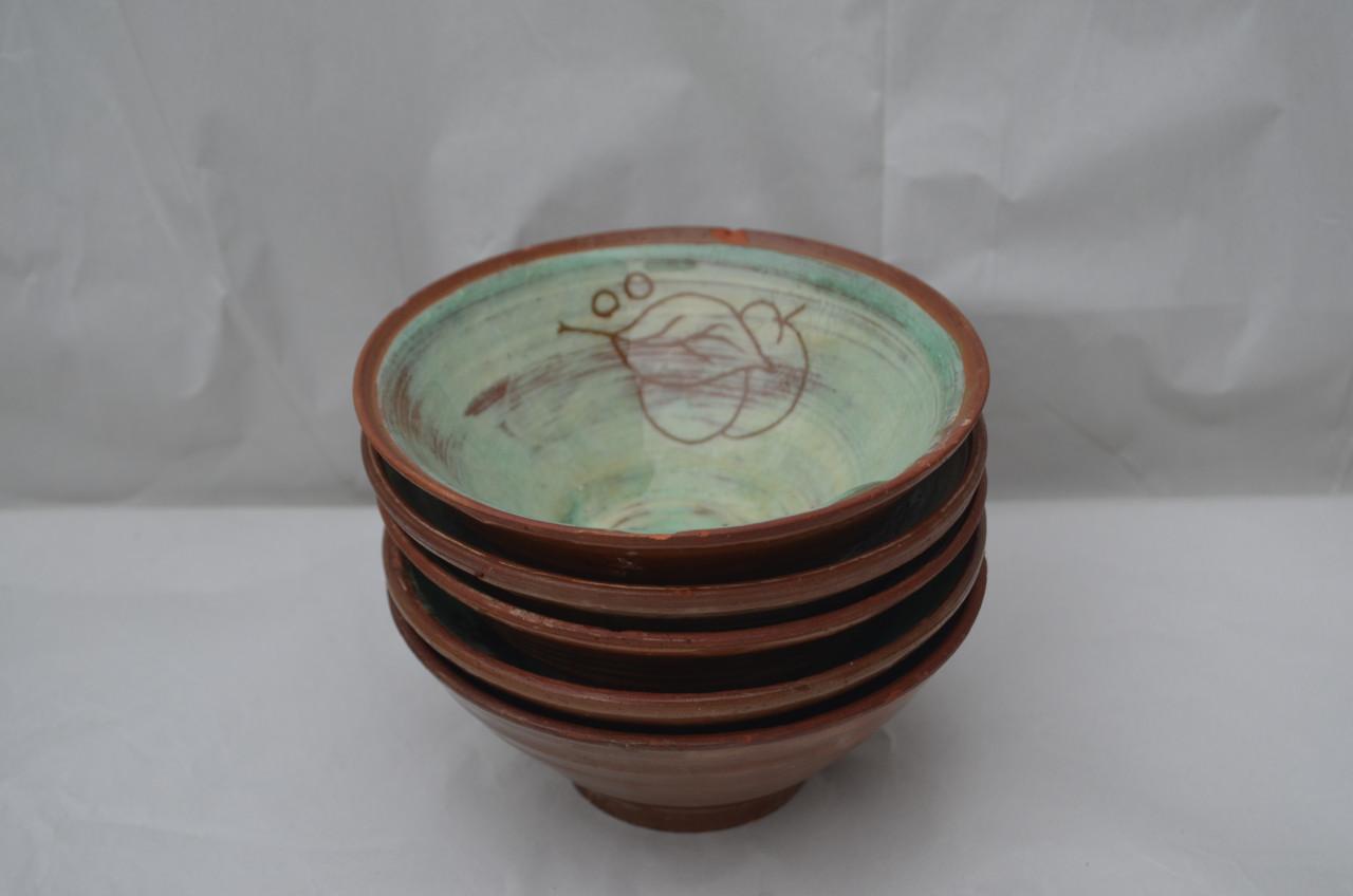 Keramiek 5 schaaltjes gesigneerd 'Haemstede' denk ik.