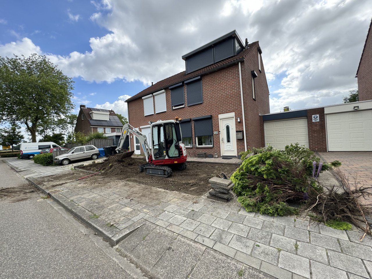 Tuin afgraven, grond afvoeren & zand storten
