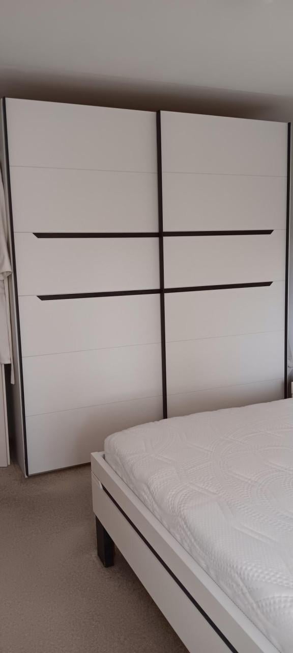 NETTE COMPLETE SLAAPKAMER (MATRAS, LATTENBODEM, NACHTKASTJES, KAST)