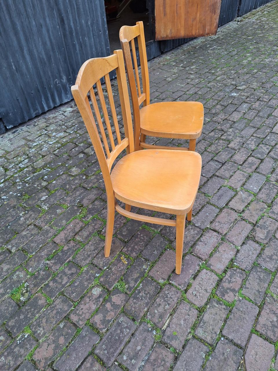 2 houten stoelen