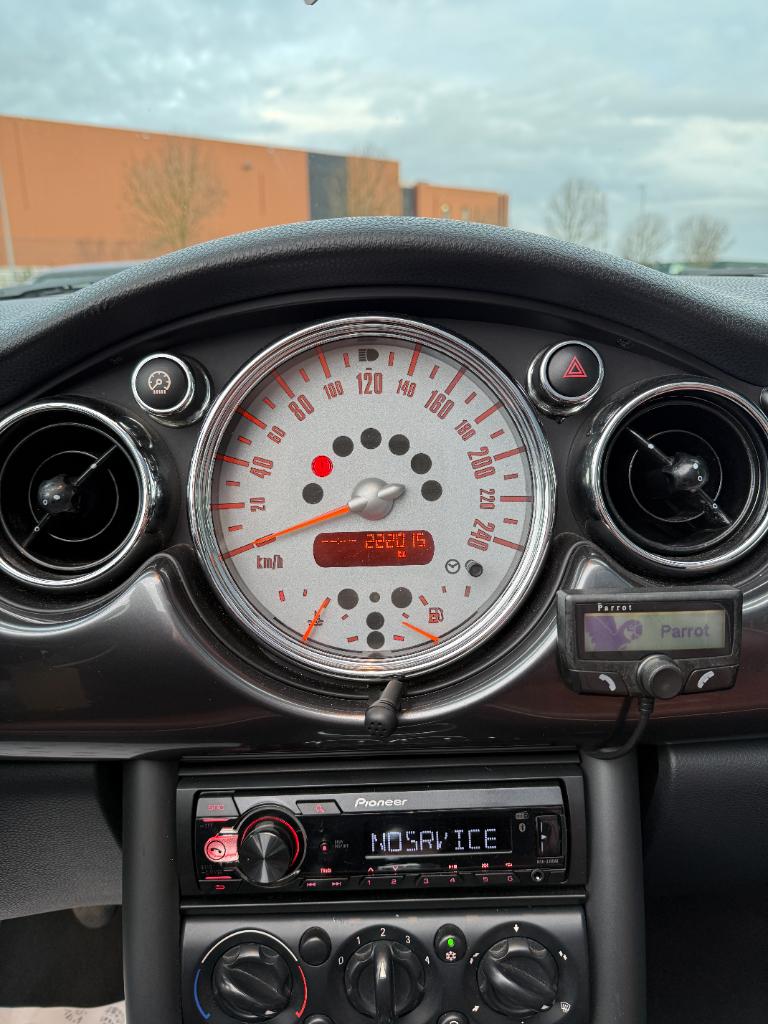 Mini Cooper Cabrio 1.6 - sidewalk