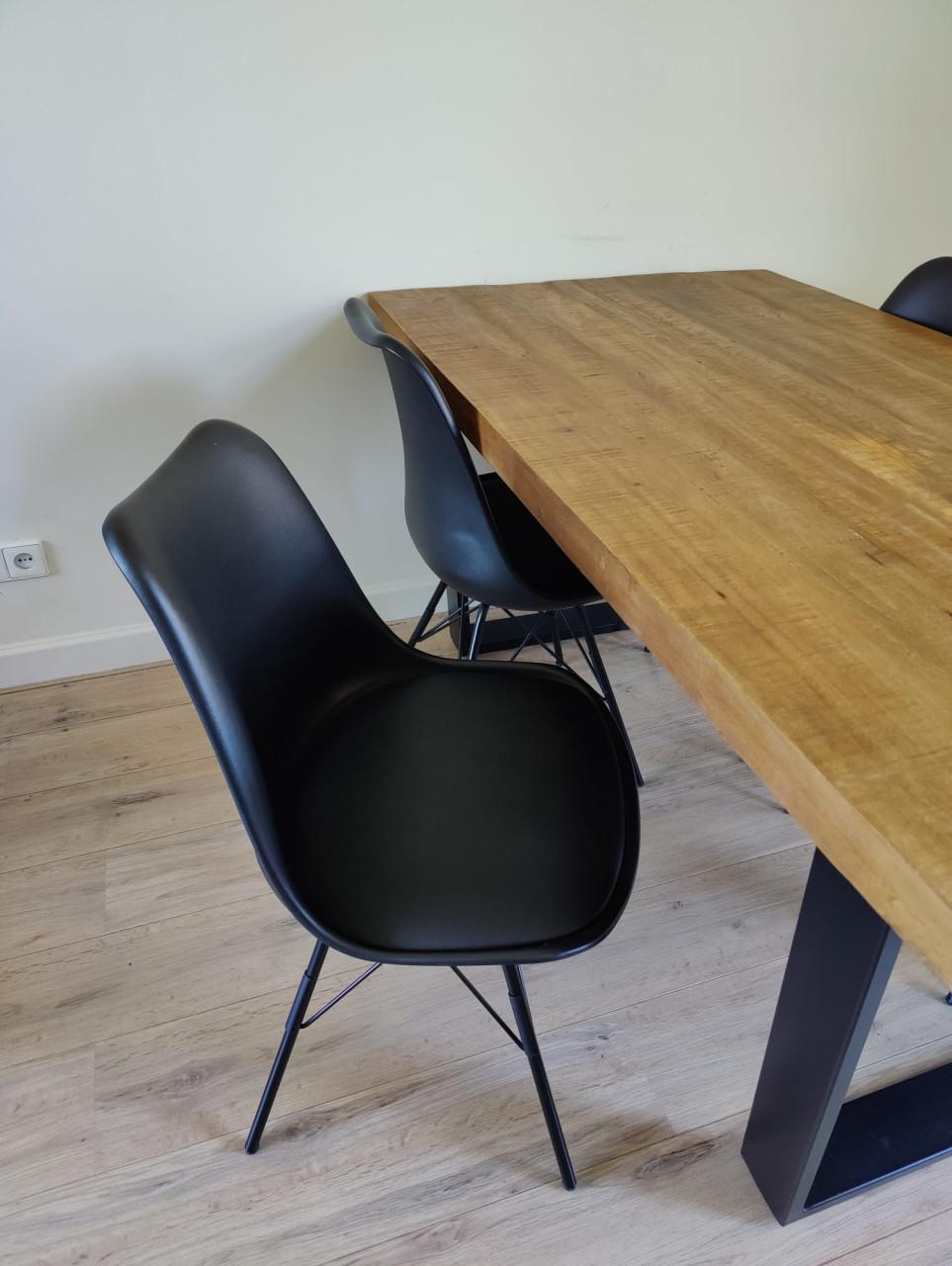 Hoekbank, eettafel + stoelen, salontafeltjes, dressoir