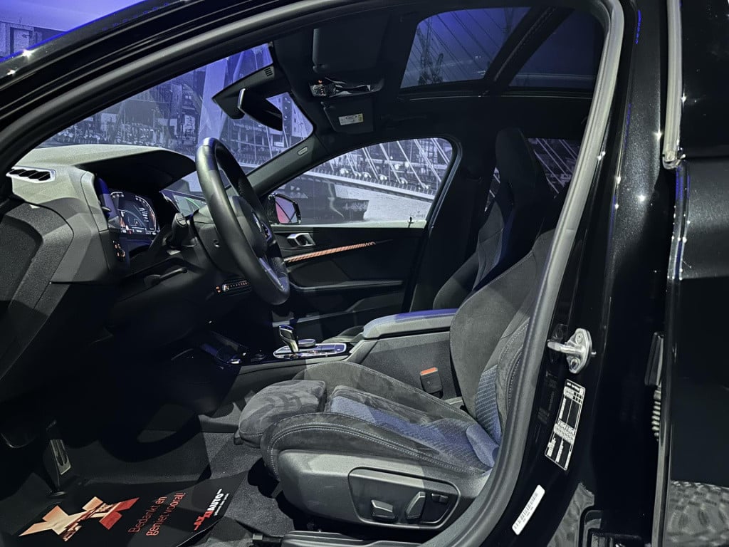 BMW 1 Serie 118i high executive *m-pack*pano*harmankardon*m-technic stoelen