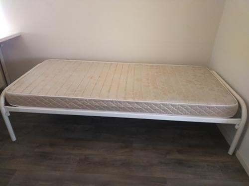 Een persoonsbed met matras