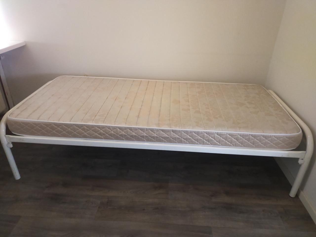 Een persoonsbed met matras