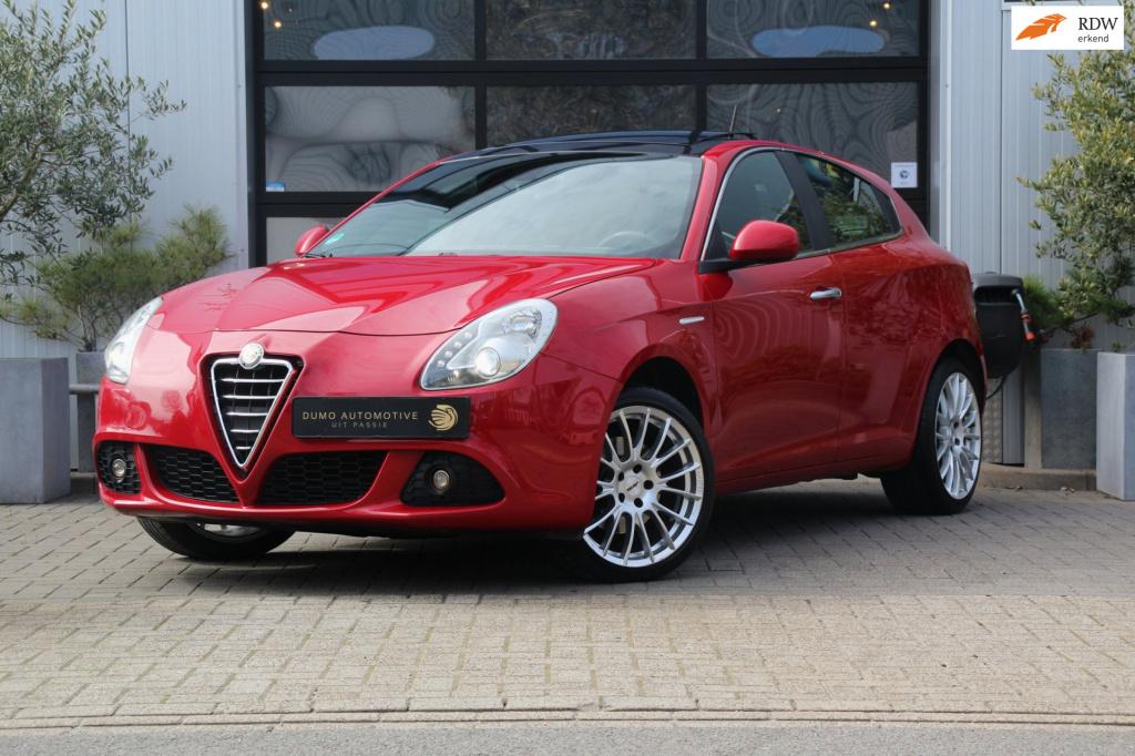 Alfa Romeo Giulietta 1.4 turbo turismo -170 pk - trekhaak - panoramadak - p