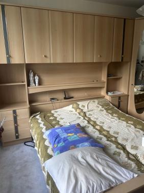 Kledingkast wand met bed