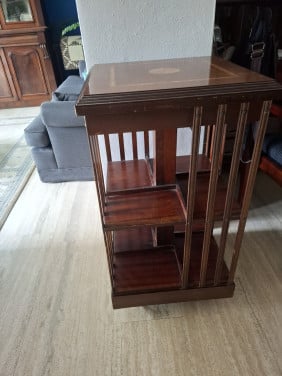 Boekenmolen; boekenkastje, draaibaar.