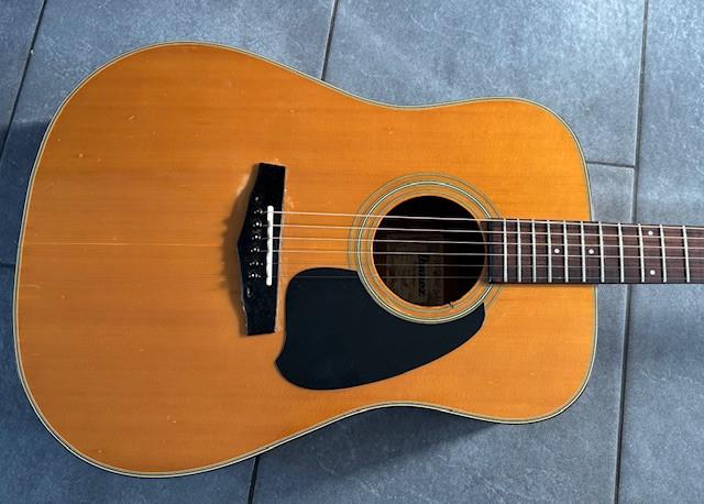 Gitaar uit vervlogen tijd, kijk maar..........................