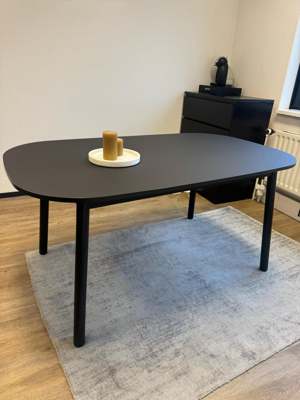 IKEA tafel mat zwart 160x95cm. Mat zwart In goede staat