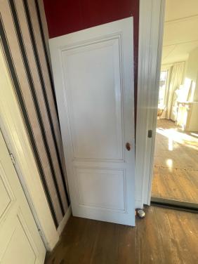 Houten deur binnen van 100 jaar oud huis