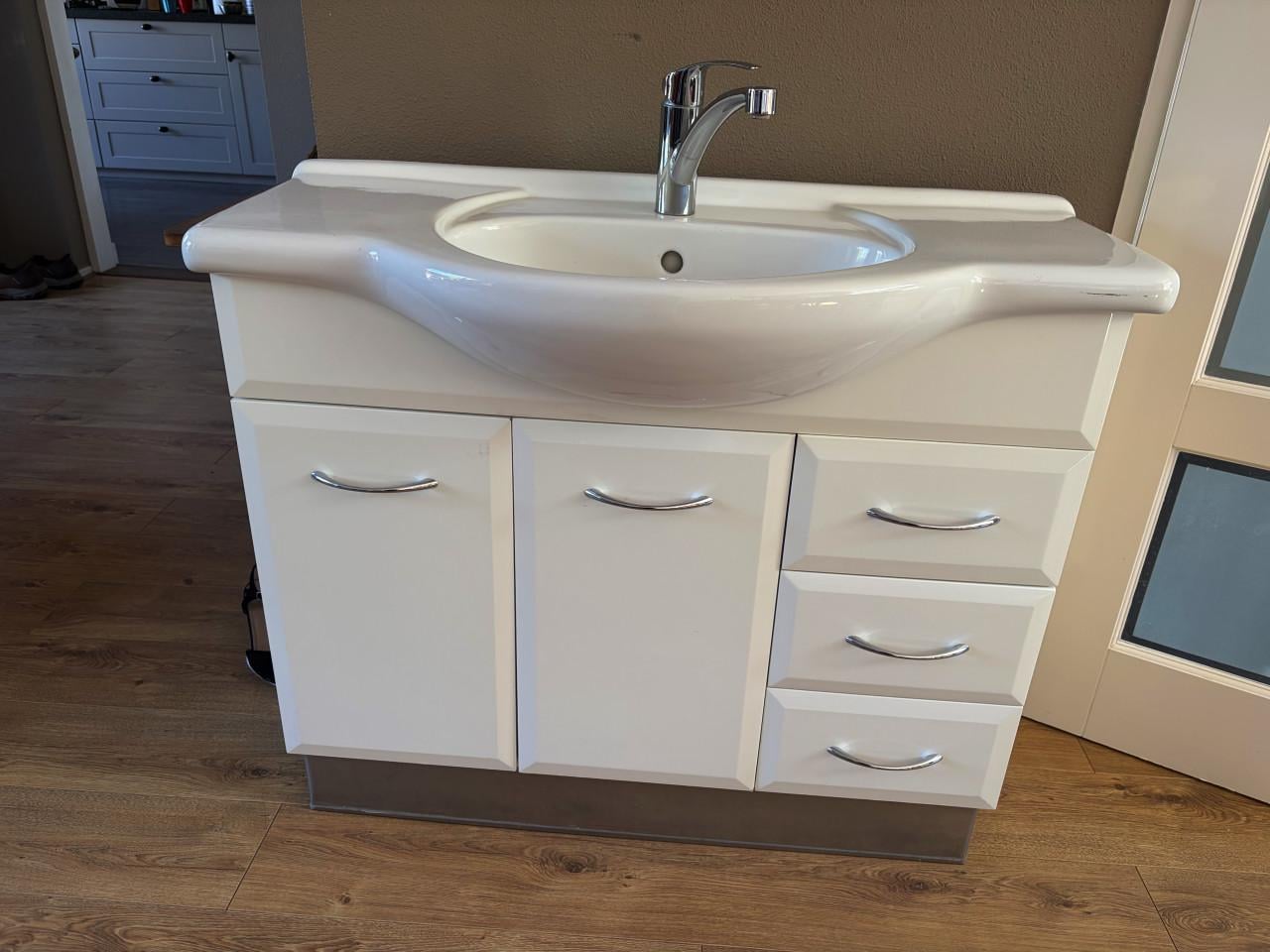 Wastafel met kast en Grohe mengkraan