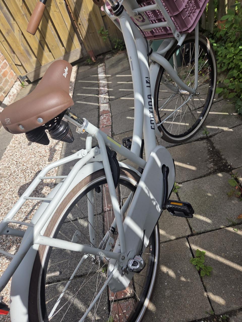 Cortina U4 transportfiets 24 inch wit met roze krat