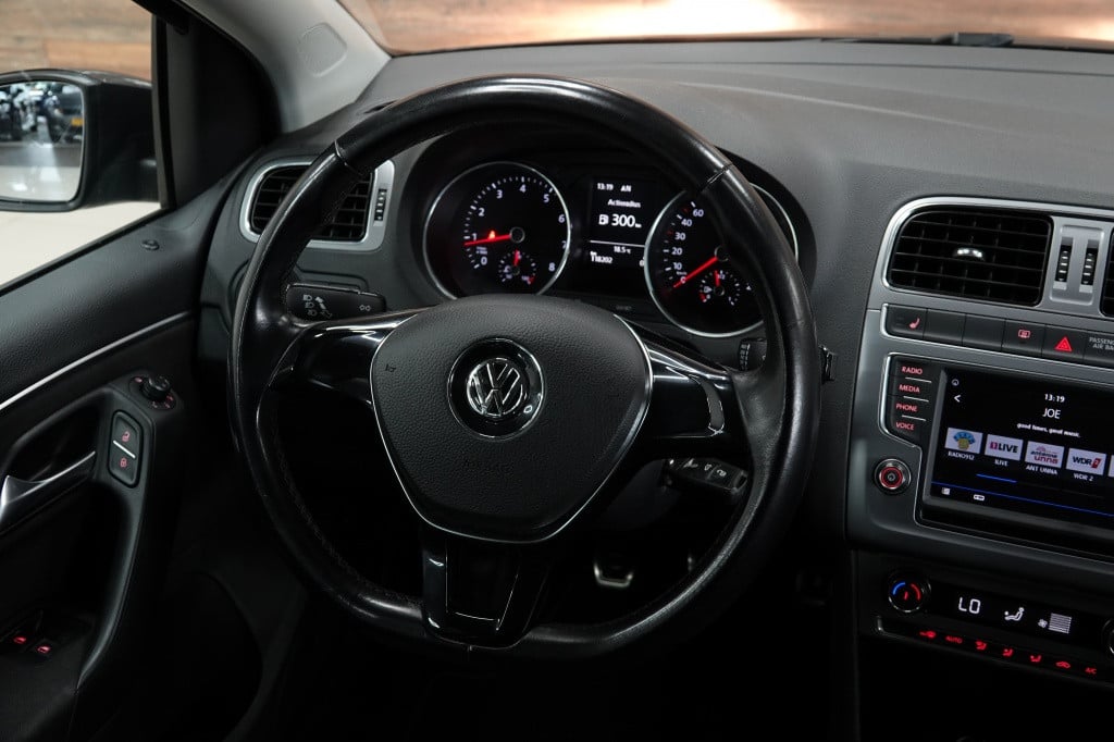 Volkswagen Polo 1.0 trendline | pdc | airco | navi | 17" |
