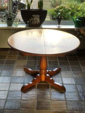 Ronde houten eettafel.