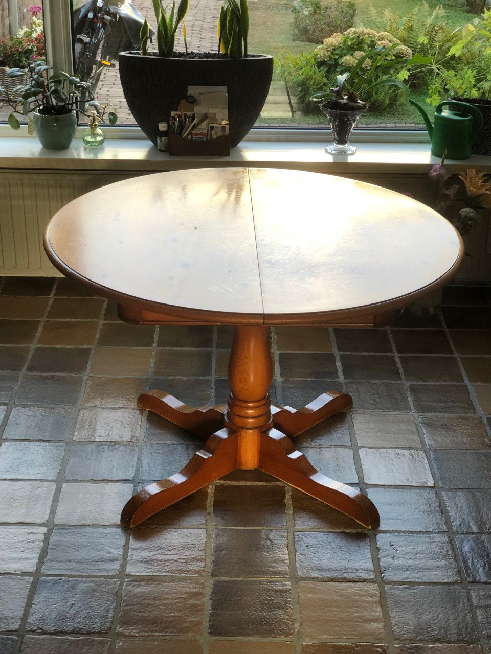 Ronde houten eettafel.